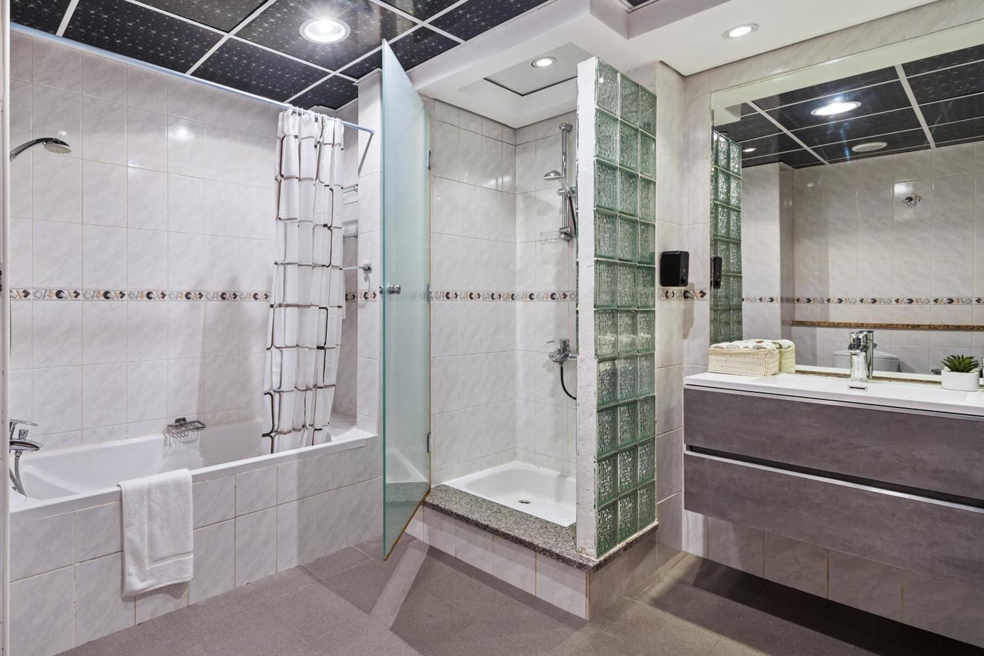 Modern & Spacious 2-Bed Condo With Panoramic Lake Views, Dual Balconies, Steps From Dubai Jlt Metro By "La Buena Vida Holiday Homes" Zewnętrze zdjęcie