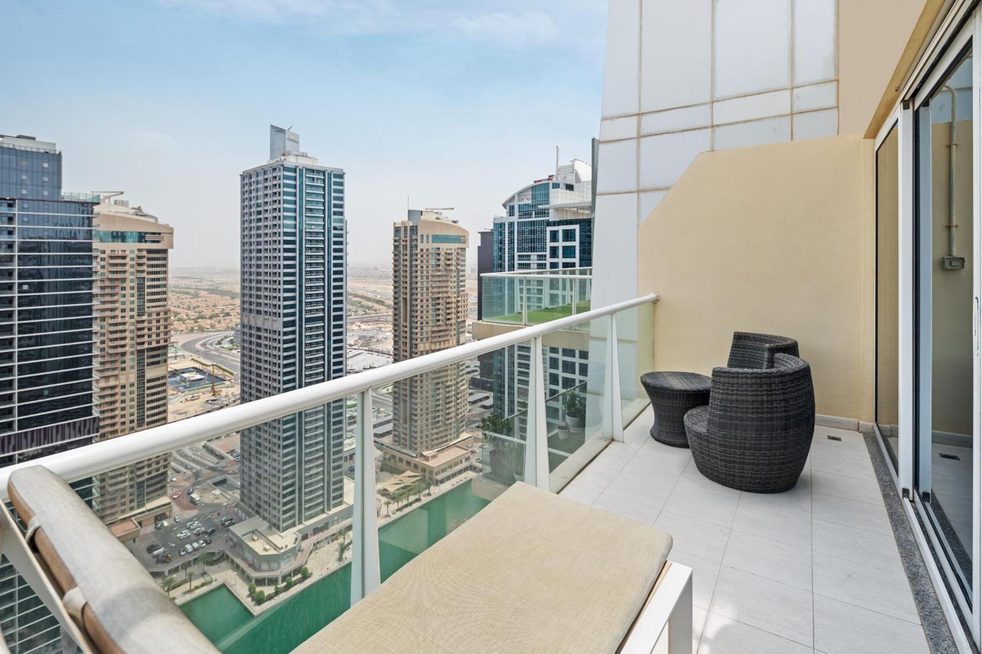 Modern & Spacious 2-Bed Condo With Panoramic Lake Views, Dual Balconies, Steps From Dubai Jlt Metro By "La Buena Vida Holiday Homes" Zewnętrze zdjęcie