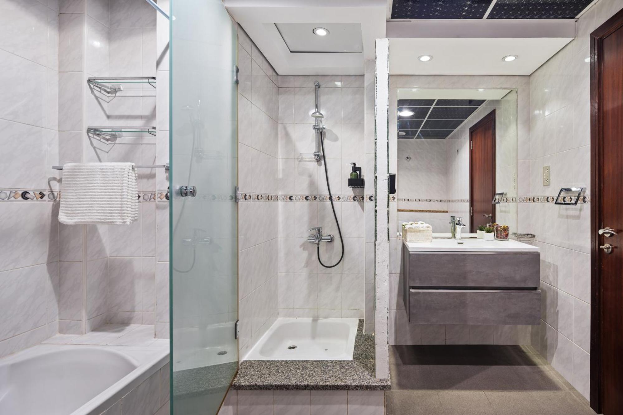 Modern & Spacious 2-Bed Condo With Panoramic Lake Views, Dual Balconies, Steps From Dubai Jlt Metro By "La Buena Vida Holiday Homes" Zewnętrze zdjęcie